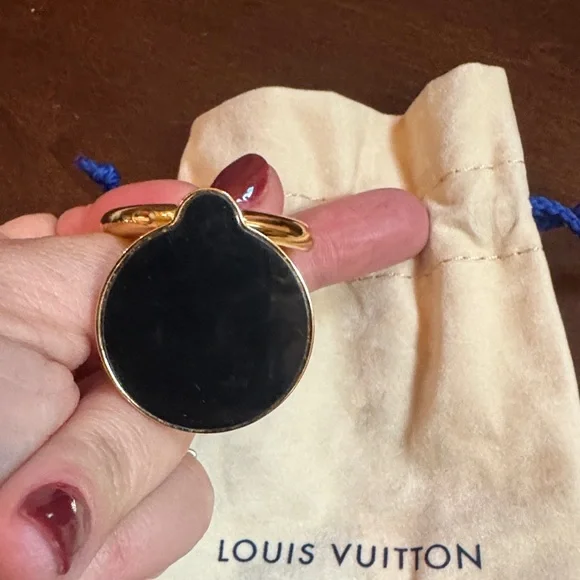 Louis Vuitton gold (heavy) ring holder. Brand new. Never used. - Picture 3 of 5